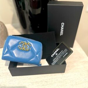 Excellent condition Chanel wallet!!